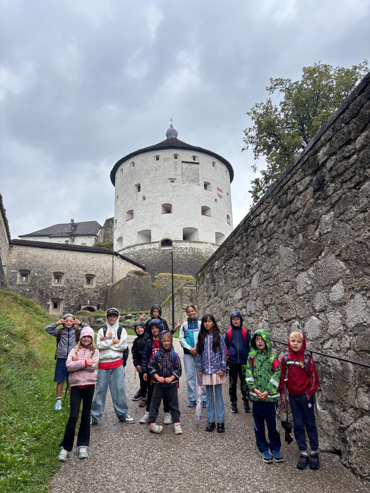 Kinder erleben gemeinsam die Ferienbetreuung in Kufstein.