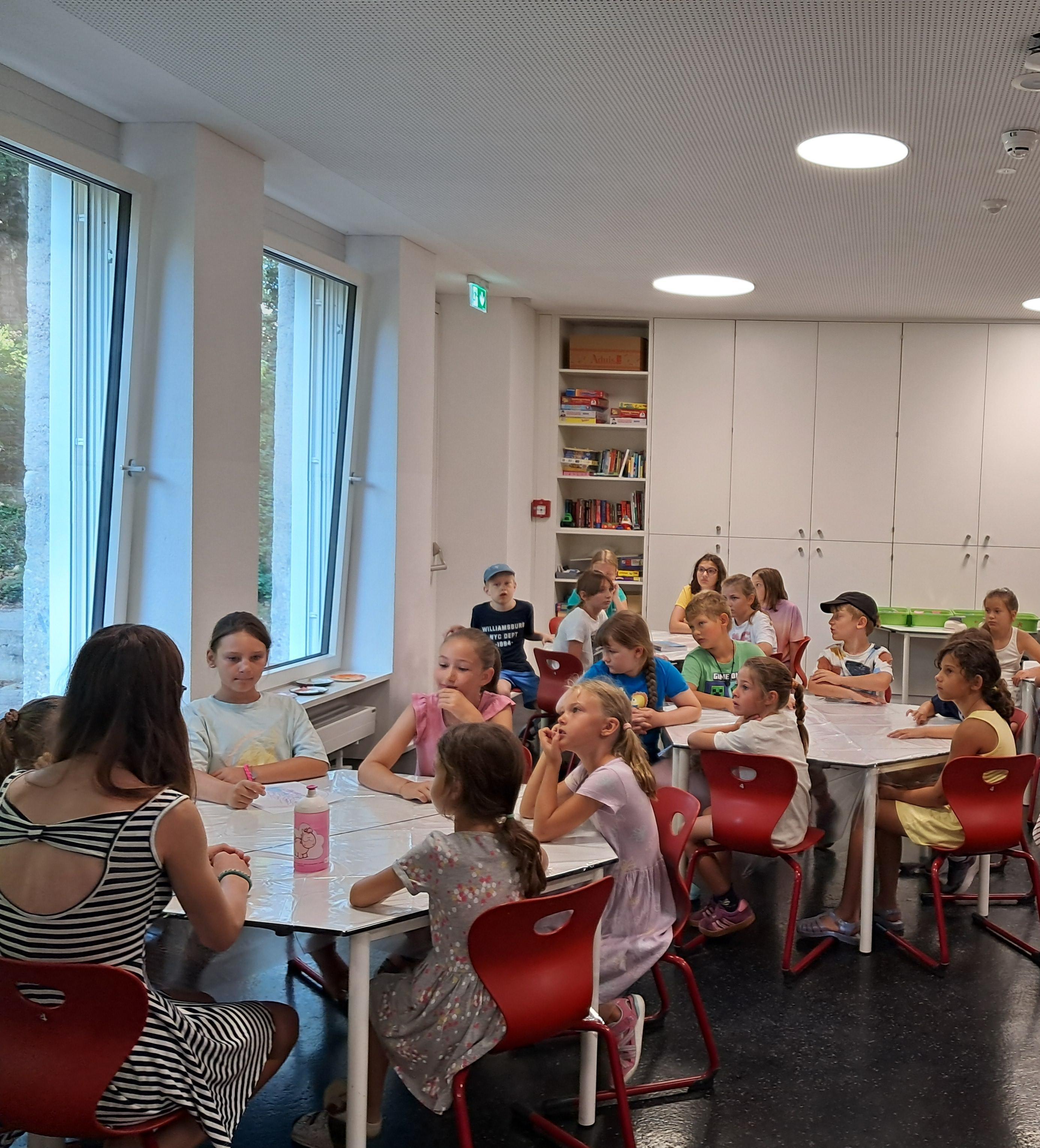 Kinder bei einem kreativen Workshop des Ferienexpress.