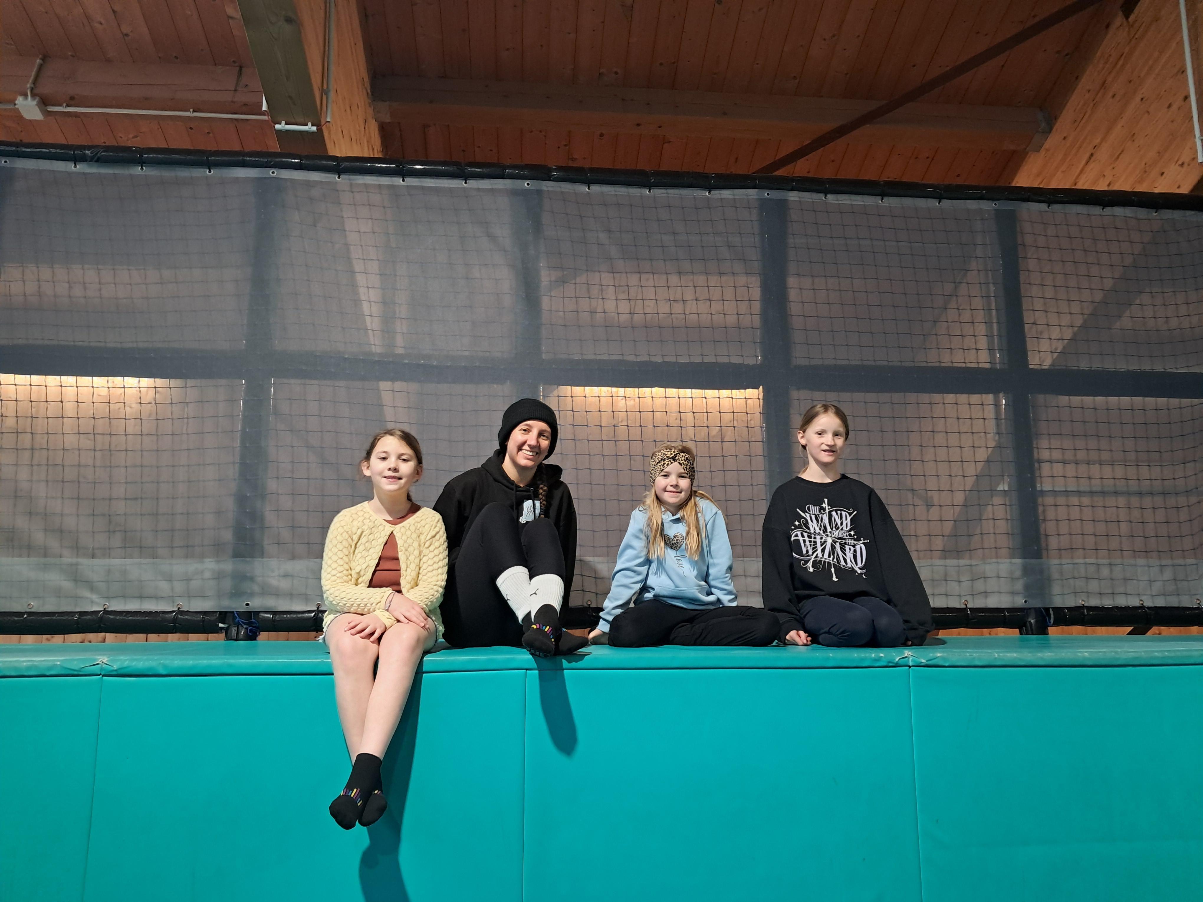 Kinder im Trampolinpark.