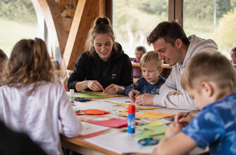 Kinder und Betreuungsperson bei einer gemeinsamen Freizeitaktivit&auml;t.