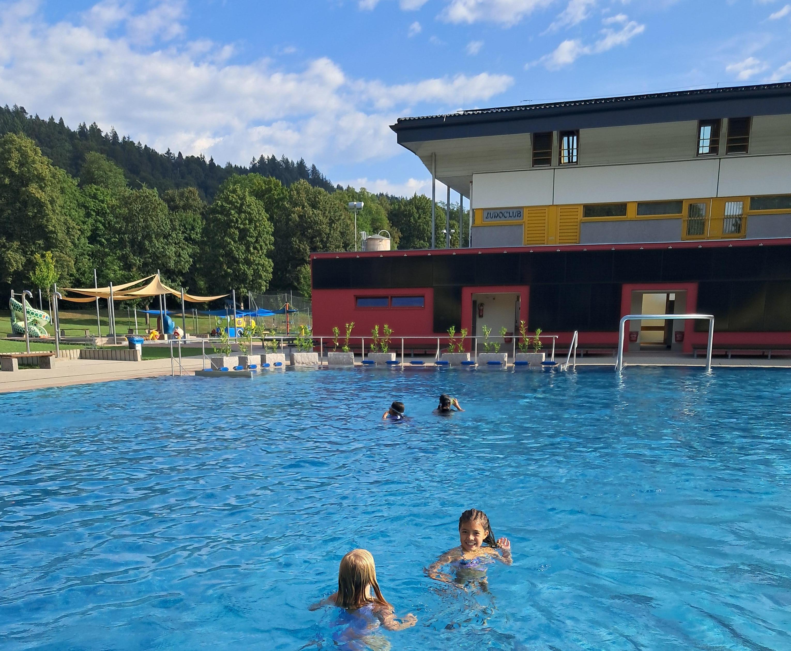 Kinder beim Schwimmen w&auml;hrend der Spiel mit mir Wochen.