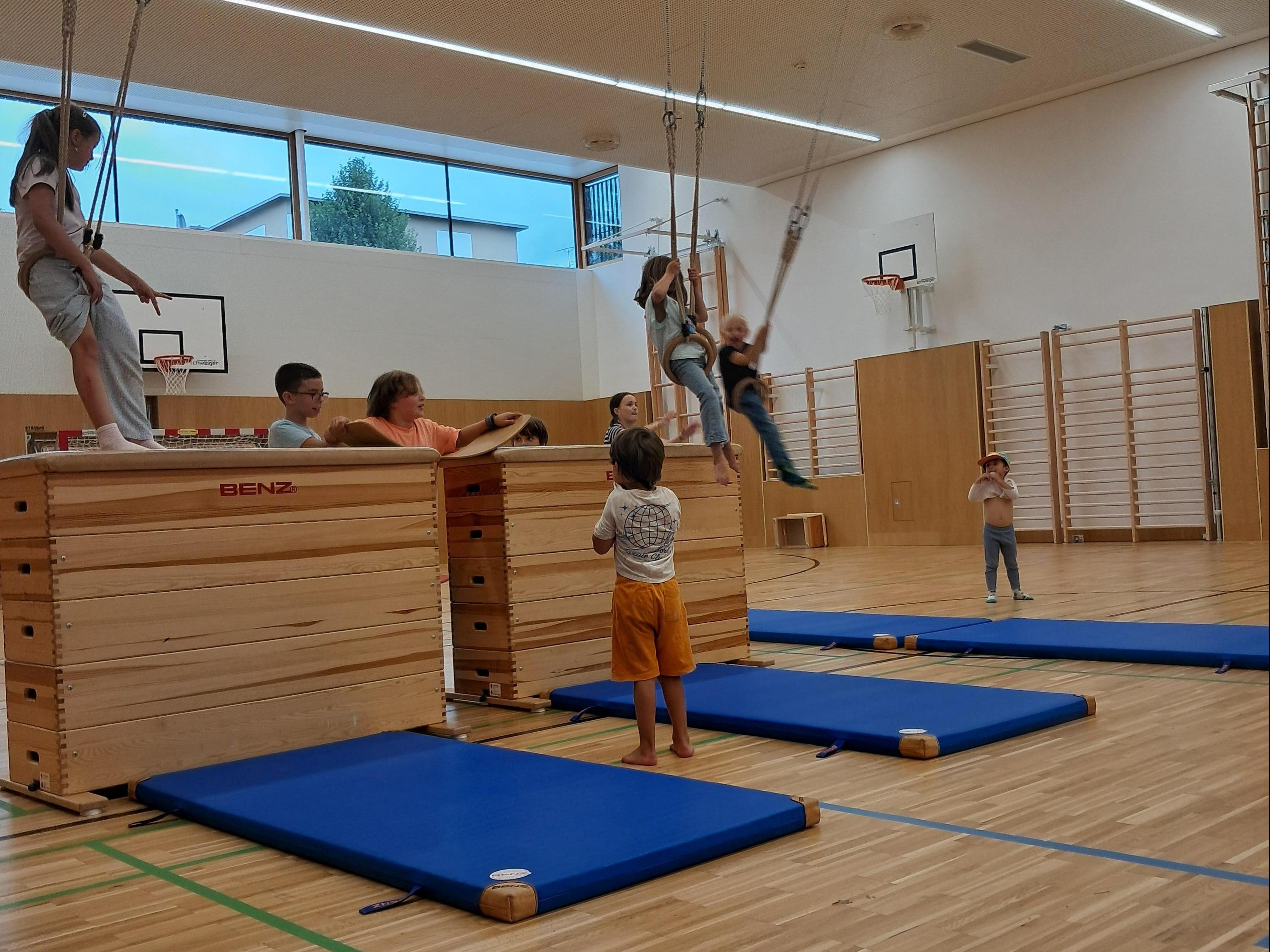 Kinder bei einer Bewegungsaktivit&auml;t im Turnsaal.
